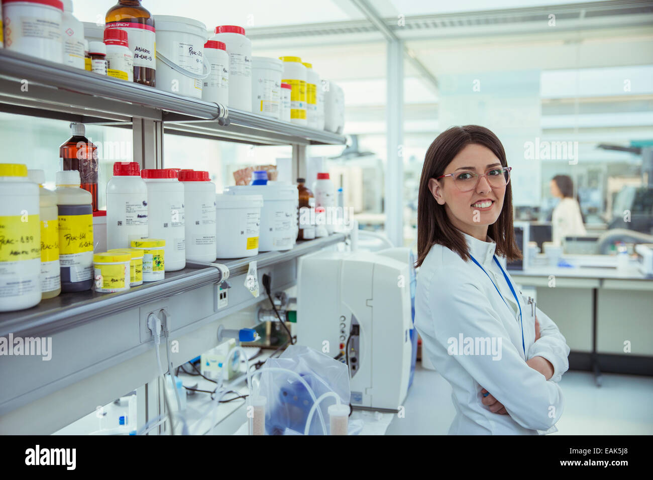 Wissenschaftler im Labor lächelnd Stockfoto