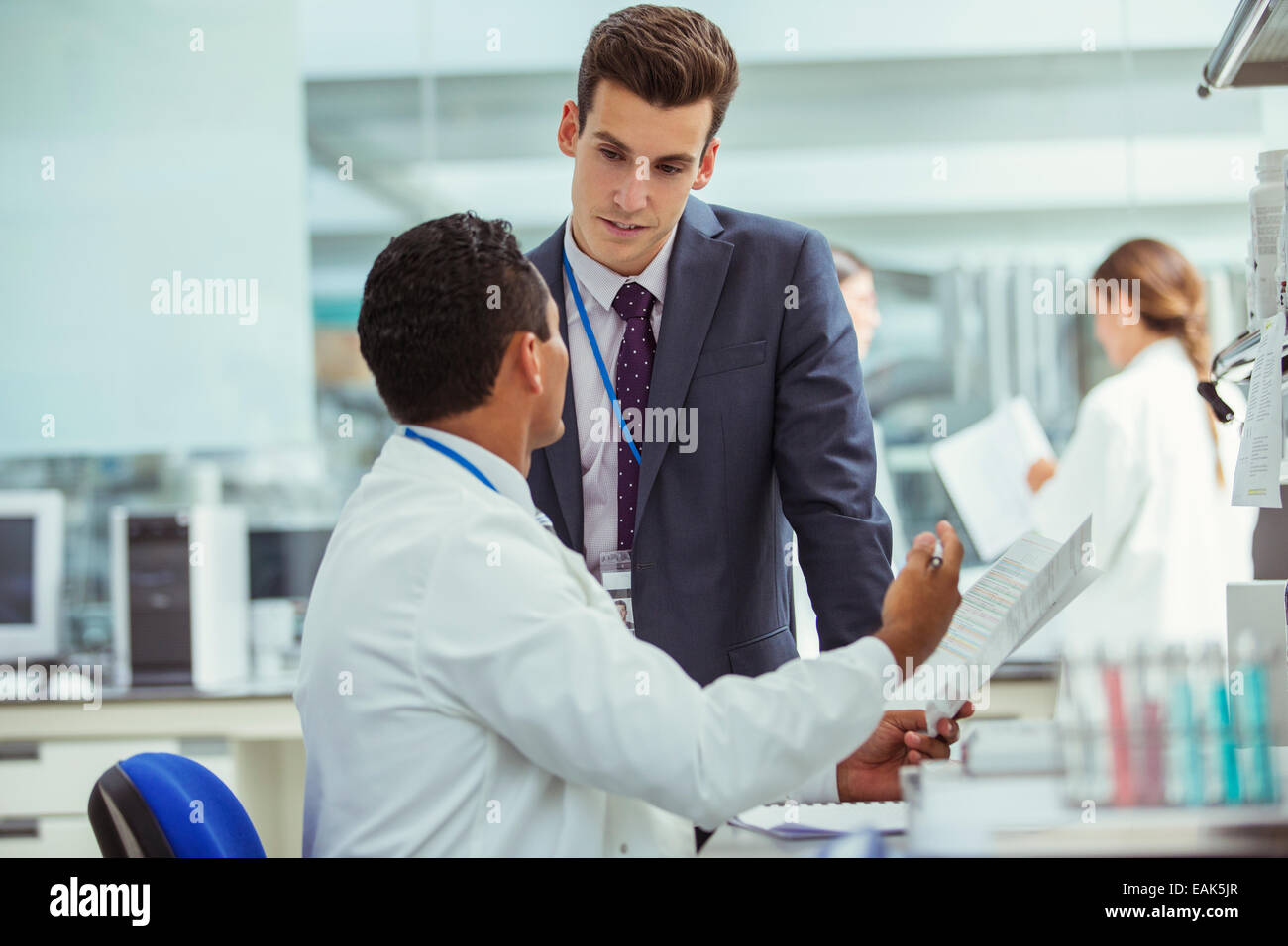 Wissenschaftler und Unternehmer sprechen im Labor Stockfoto