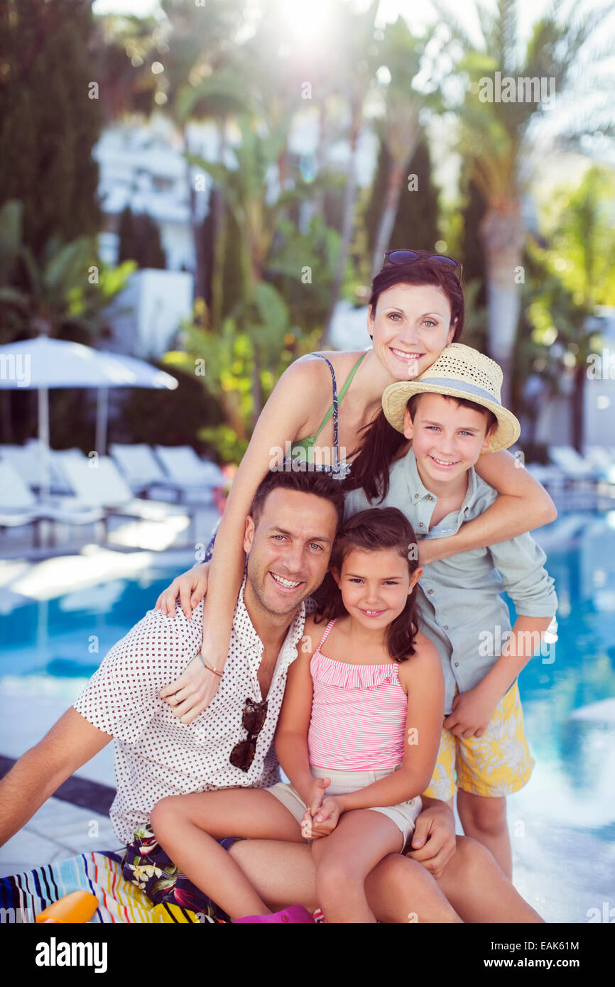 Porträt der glückliche Familie Swimmingpool Stockfoto