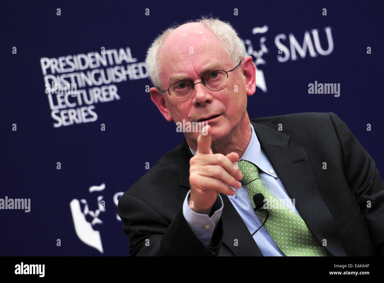 Singapur. 17. November 2014. EU-Ratspräsident Herman Van Rompuy spricht bei einem Vortrag in Singapore Management University (SMU) in Singapur, 17. November 2014. EU-Ratspräsident Herman Van Rompuy besucht als Gastredner der SMU Presidential Distinguished Lecturer Serie am ersten Tag von seinem zwei-Tages-Besuch in Singapur. (Xinhua/Then Chih Wey) (Bxq) Bildnachweis: Xinhua/Alamy Live-Nachrichten Stockfoto