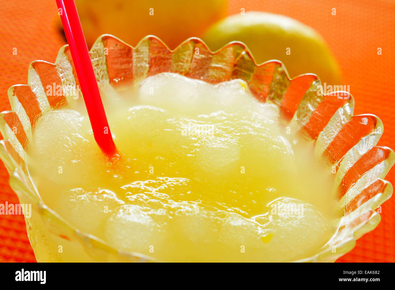 ein Glas mit spanischen Granizado de Limon, ein halb gefroren Dessert mit Zitronensaft und Zucker, ähnlich wie rasiert Eis oder Sorbet gemacht Stockfoto