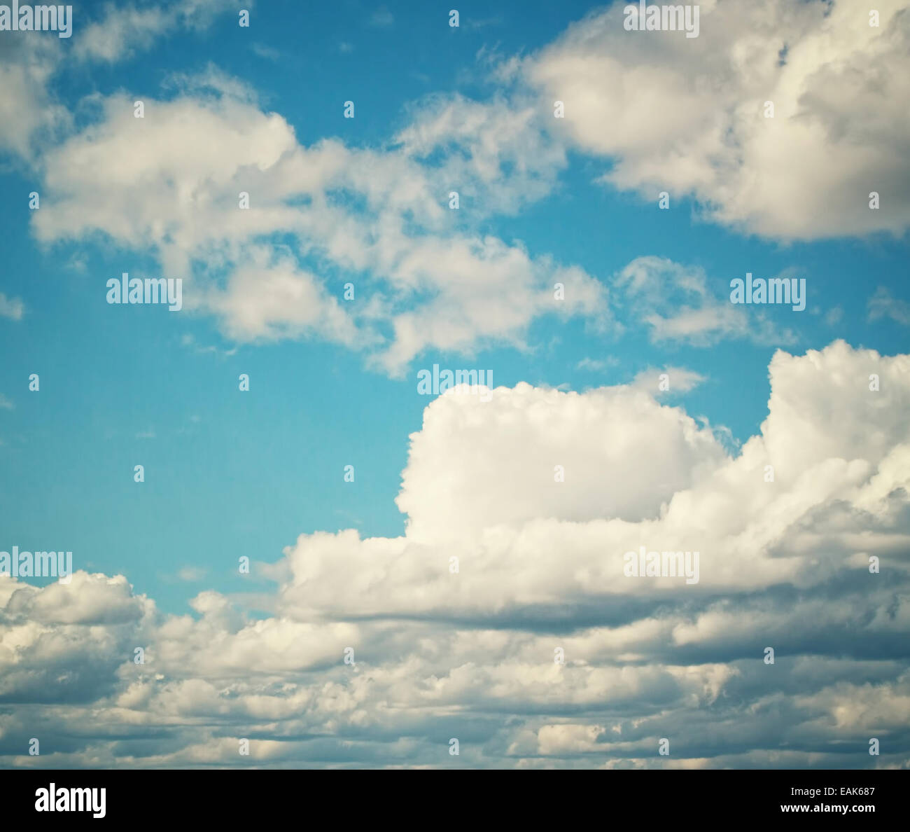 Wolken am blauen Himmel. Stockfoto