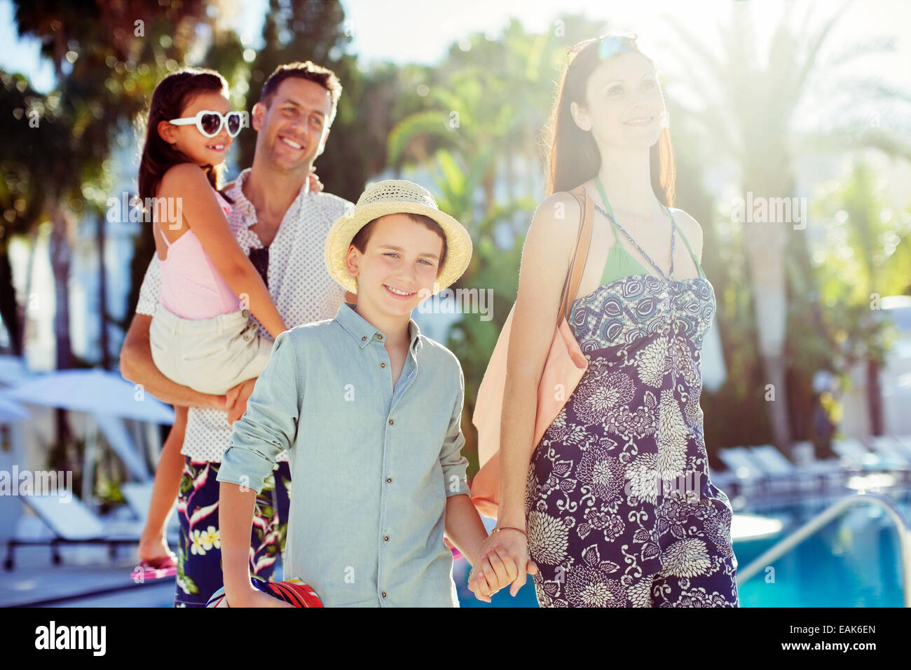 Familie mit zwei Kindern zu Fuß mit Swimmingpool Stockfoto