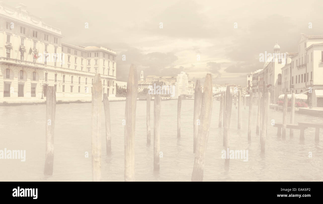 Ein Farbfoto der Kanäle und Gebäude von Venedig, Italien. Es gibt keine Menschen im Bild und hat einen insgesamt blassen Dunst. Stockfoto