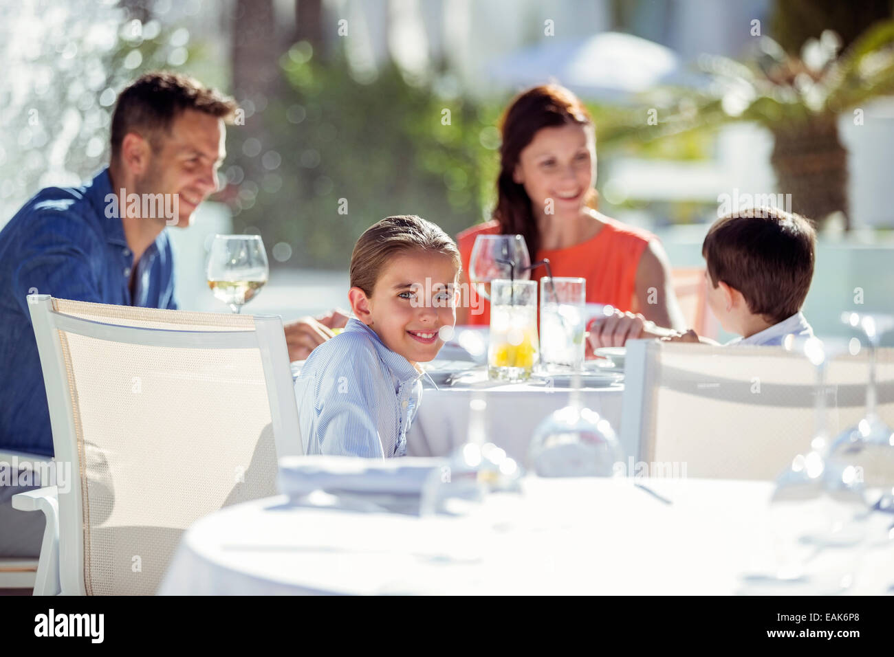 Familie mit zwei Kindern mit Abendessen im Resort im freien Stockfoto