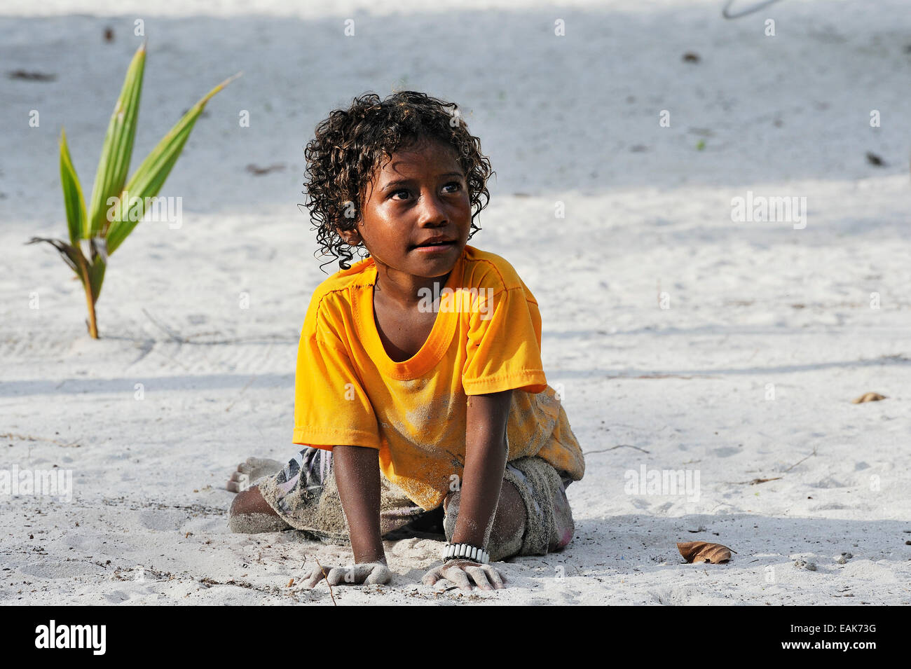 Einheimisches Mädchen spielen im Sand, Arborek, Raja Ampat, West Papua, Indonesien Stockfoto
