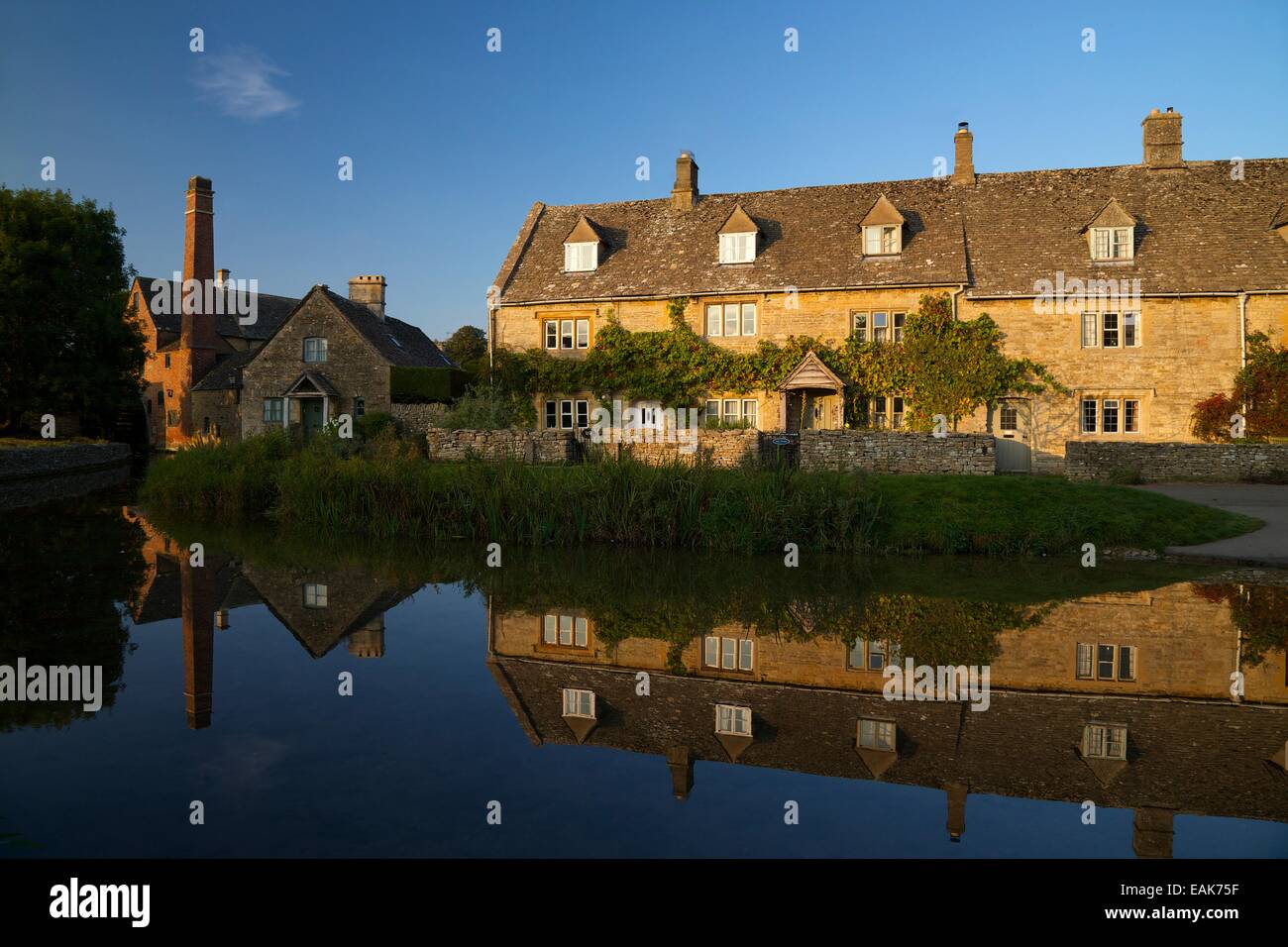 Alte Mühle und auf dem Land von River Windrush, Lower Slaughter, Cotswolds, Gloucestershire, England, UK, GB Stockfoto