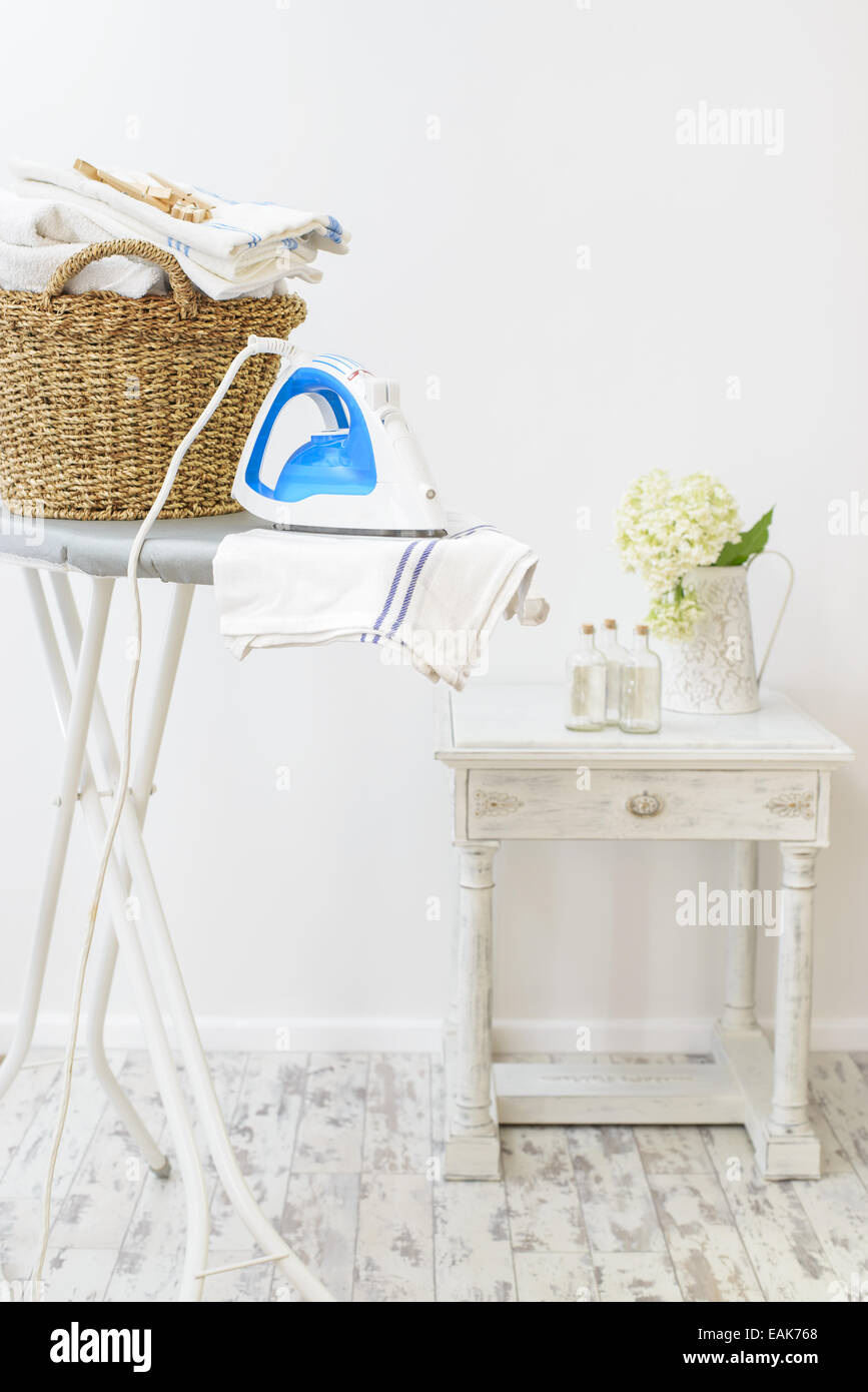 Waschküche im Haus mit Eisen und Korb mit waschen Stockfoto