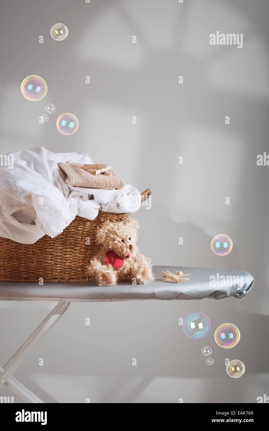 Korb Wäsche an Bord bereit für ein Bügeleisen/-Brett und schwimmende Bläschen Stockfoto
