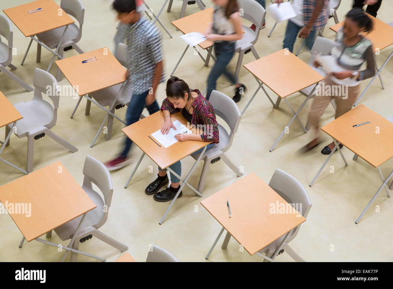 Erhöhten Blick auf Schüler schreiben ihre GCSE Prüfung im Klassenzimmer Stockfoto