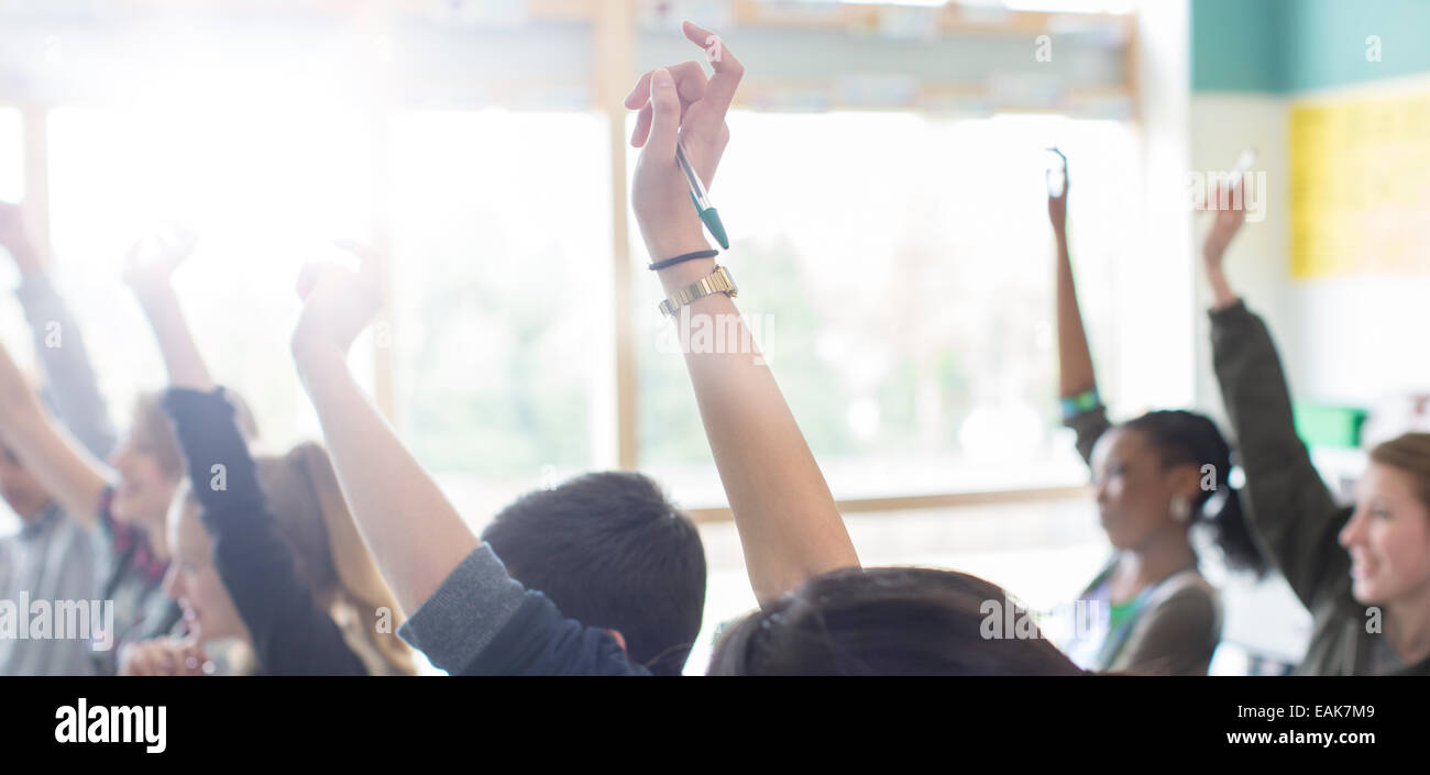 Jugendlichen Studenten mit Klassenzimmer erhobenen Armen Stockfoto