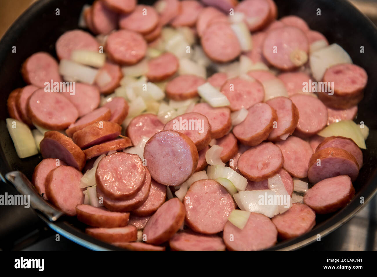 Scheiben von polnische Wurst mit Zwiebel gefeuert Stockfoto