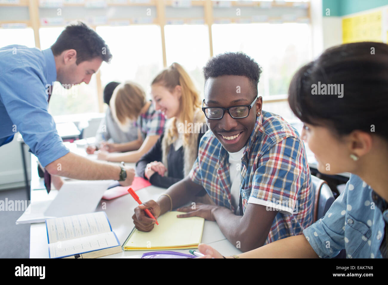 Lehrer mit seinen Schülern im Klassenzimmer Stockfoto