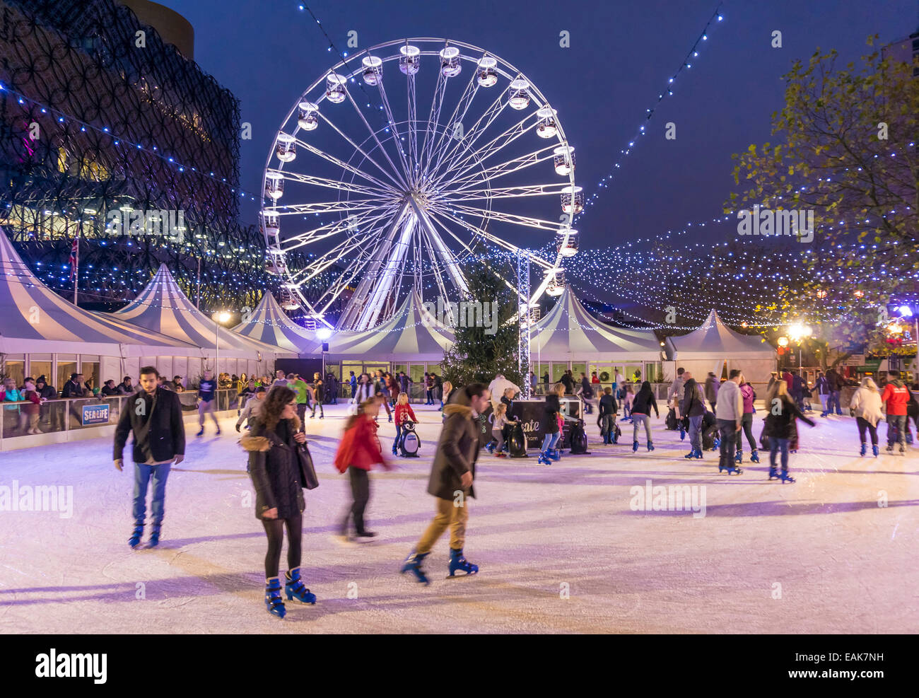 Eisläufer auf dem Weihnachtsmarkt Outdoor-Eisbahn im Centenary Square Birmingham West Midlands England UK GB EU Europa Stockfoto