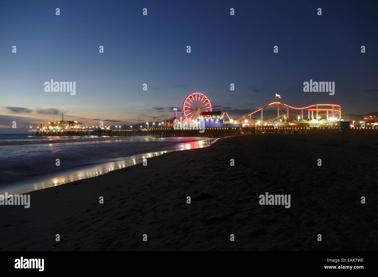 Santa Monica Beach und Pier in der Nacht. Stockfoto