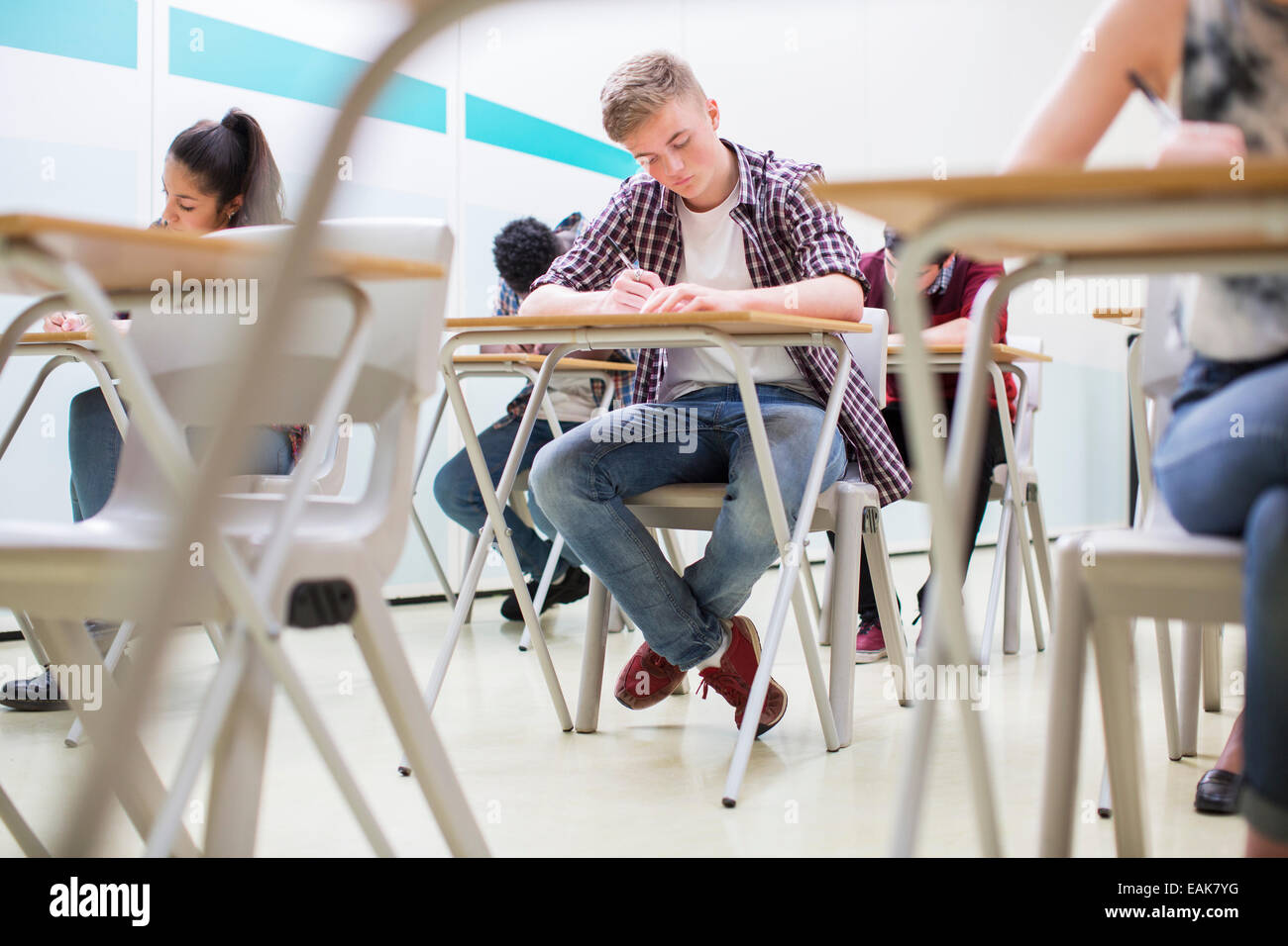 Studenten schreiben ihre GCSE Prüfung im Klassenzimmer Stockfoto