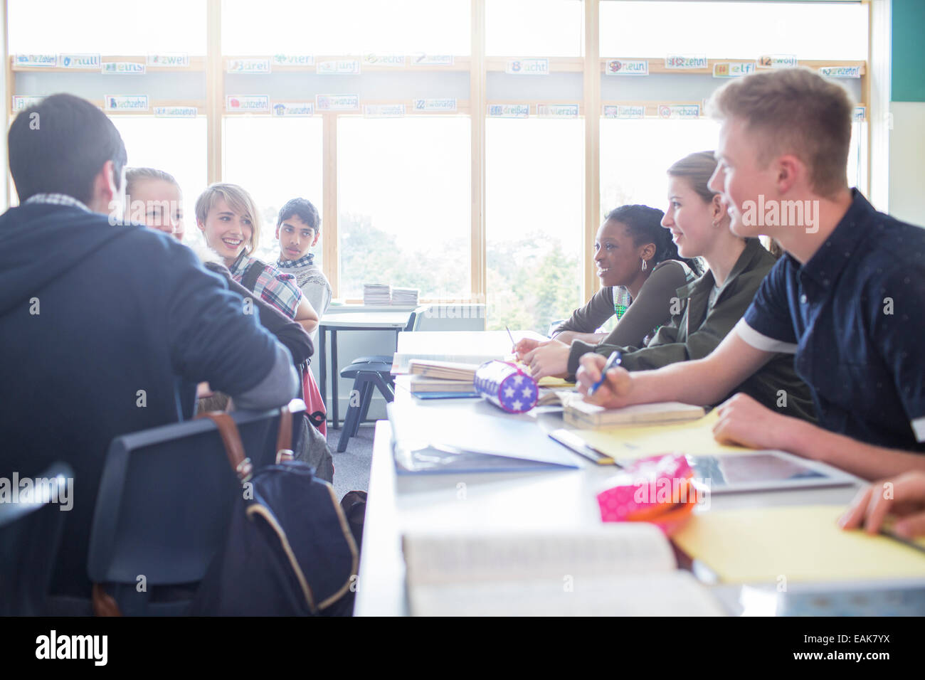 Studenten sprechen im Klassenzimmer während der Lektion Stockfoto