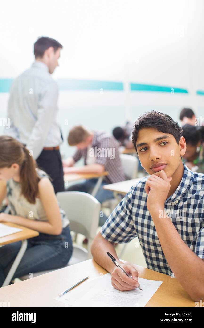 Studenten schreiben ihre GCSE Prüfung im Klassenzimmer Stockfoto
