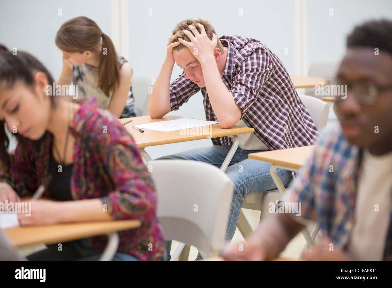 Studenten schreiben ihre GCSE Prüfung im Klassenzimmer Stockfoto