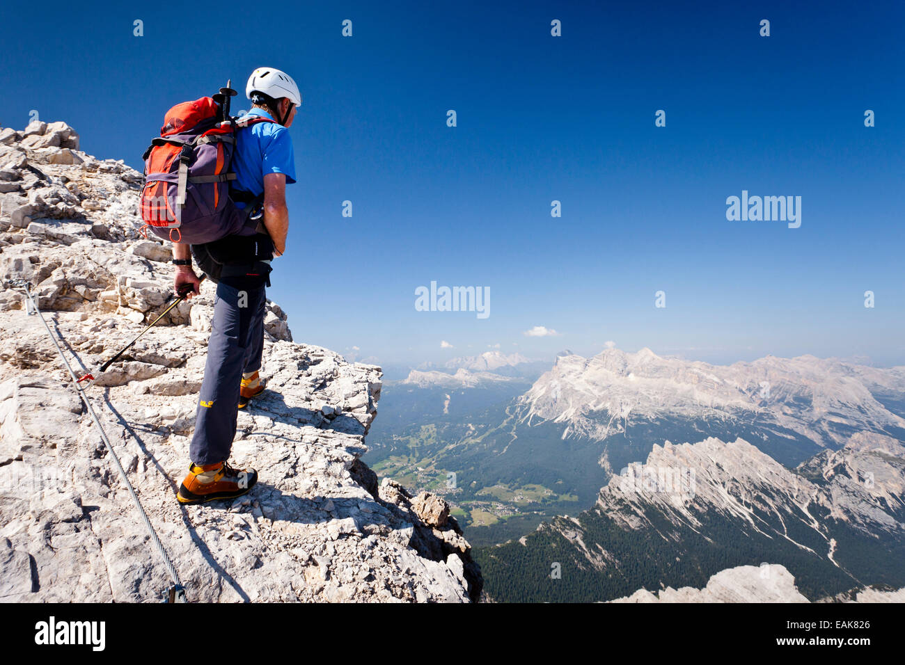 Bergsteiger, die Via Ferrata Marino Bianchi Kletterroute auf Monte Cristallo, mit Blick auf die Tofane Berge aufsteigend Stockfoto
