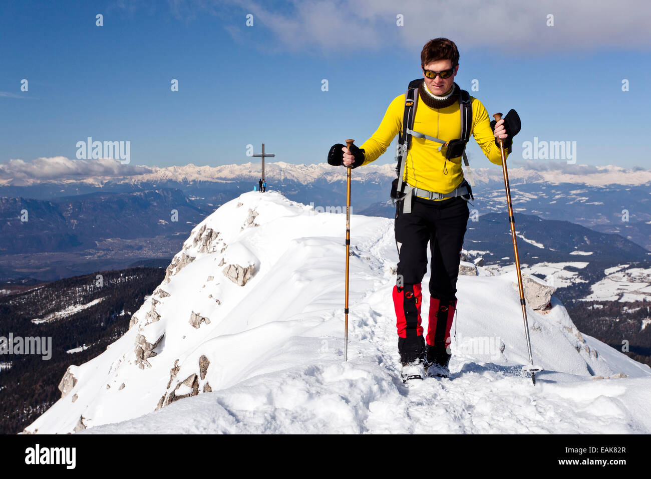 Winterwanderer auf dem Gipfel Grat Jochgrimm, mit Blick auf den Gipfel des Weisshorn Berg, Südtirol Provinz Stockfoto