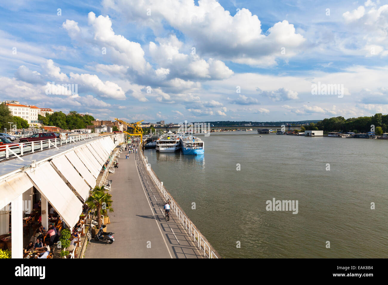 Blick über den Fluss Sava, Restaurant und Party-Boote am Ufer, Savski Venac, Neu-Belgrad, Belgrad, Serbien Stockfoto