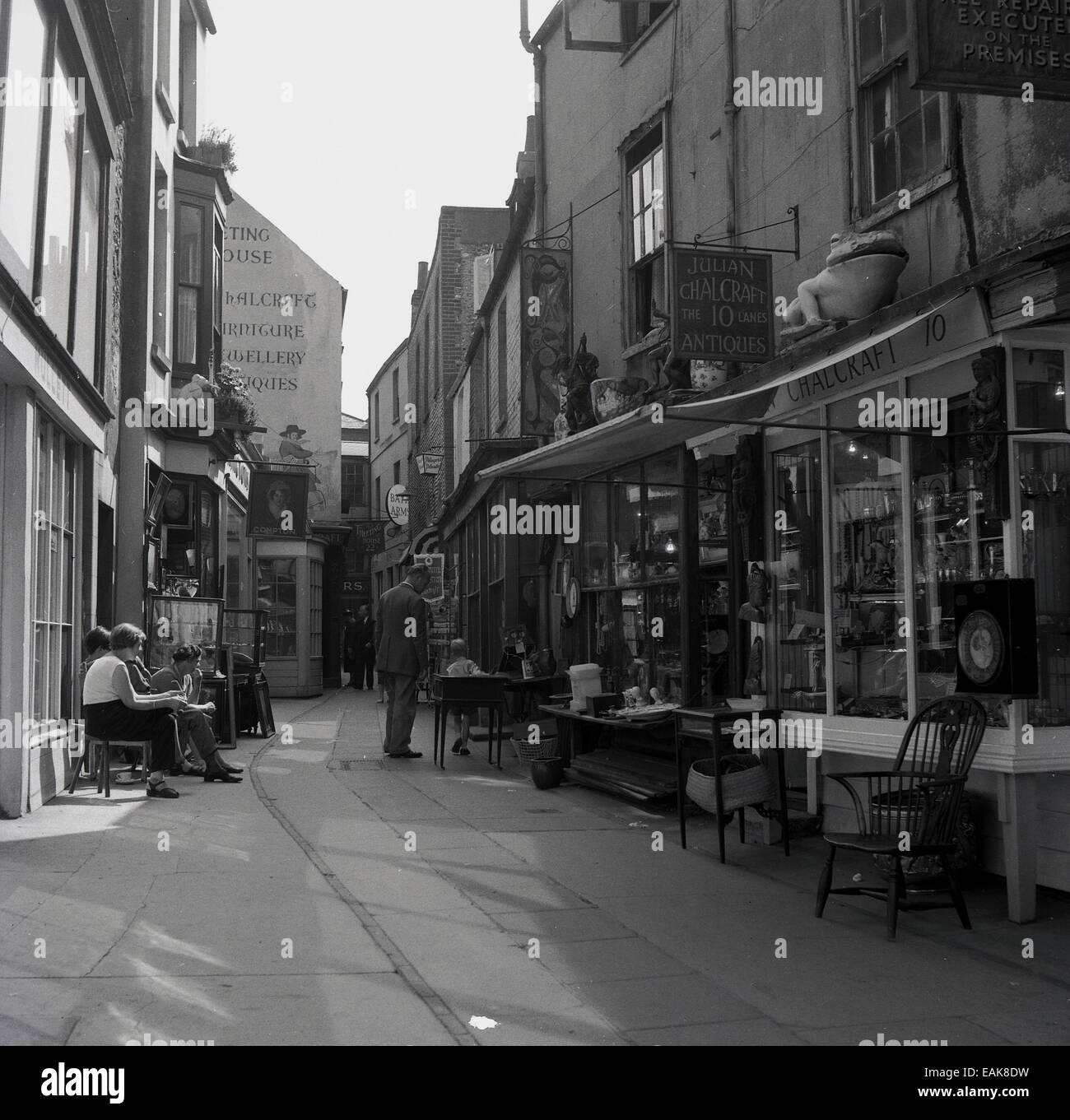 1950, historische, Reihe kleiner antiker oder Bric-und-bric-Geschäften in den Gassen Passage in der Altstadt Altstadt, Hastings, East Sussex, England. Stockfoto
