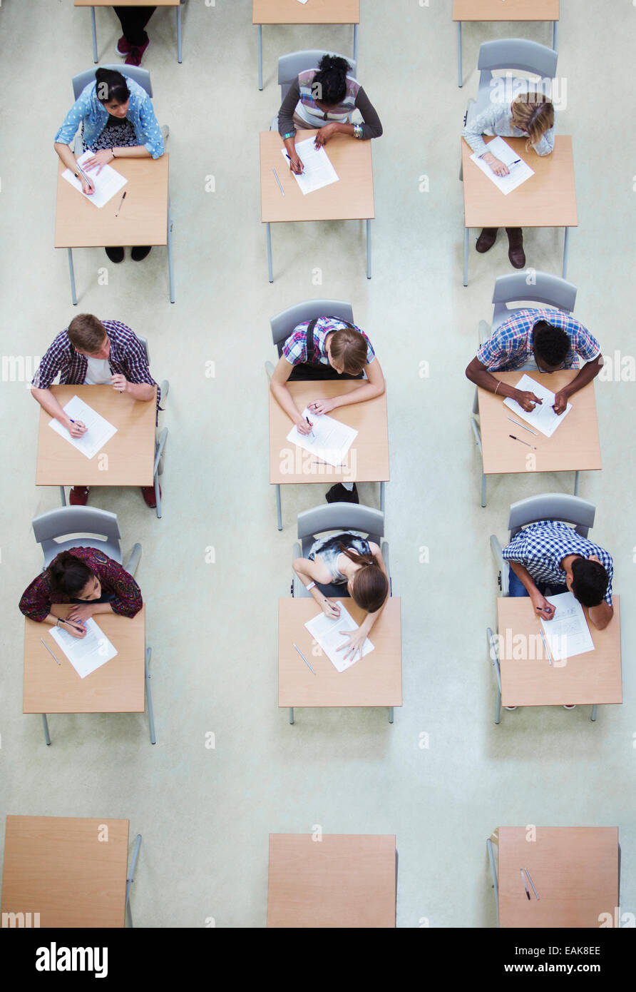 Draufsicht der Schüler schreiben ihre GCSE Prüfung Stockfoto