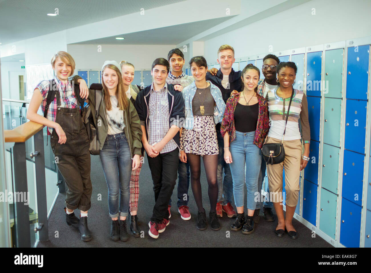 Gruppe von Studenten posiert im Korridor Stockfoto