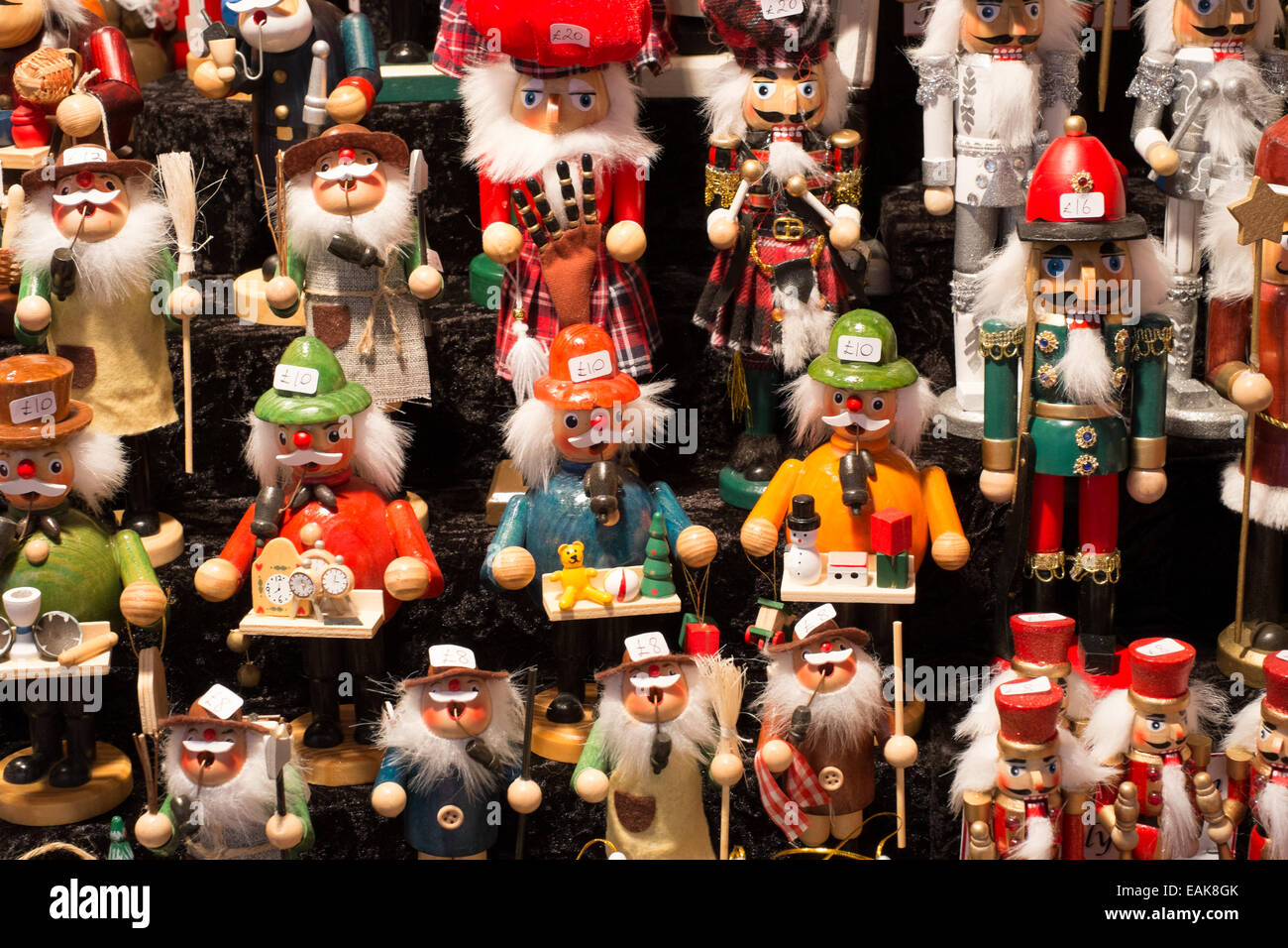 Birmingham Frankfurter Weihnachtsmarkt 2014 - Marktstand mit Spielfiguren aus Holz Stockfoto