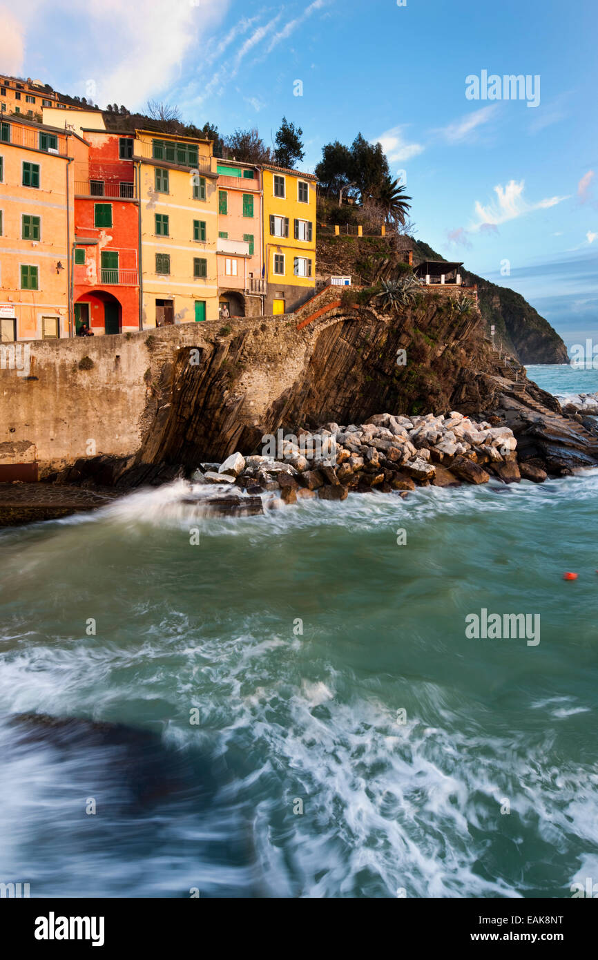 Bunte Häuser an der felsigen Küste, UNESCO Weltkulturerbe, Riomaggiore, Cinque Terre, Ligurien, Italien Stockfoto