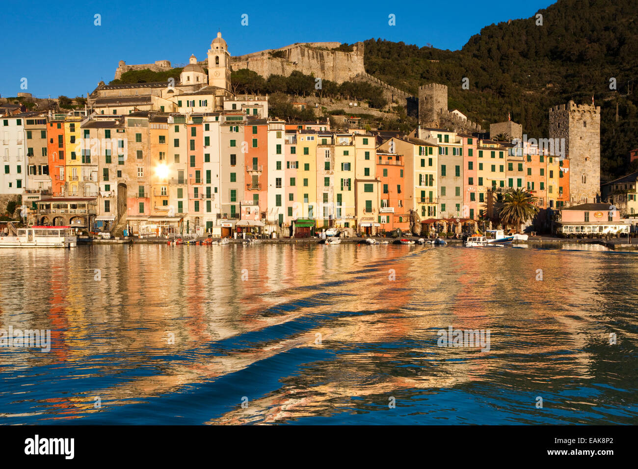 Hafen und Altstadt im Zentrum an der Küste, UNESCO Weltkulturerbe, Porto Venere, Cinque Terre, Ligurien, Italien Stockfoto
