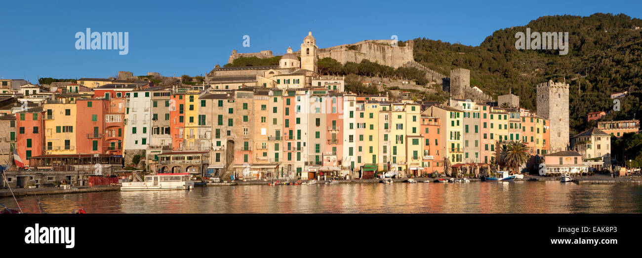 Hafen und Altstadt im Zentrum an der Küste, UNESCO Weltkulturerbe, Porto Venere, Cinque Terre, Ligurien, Italien Stockfoto