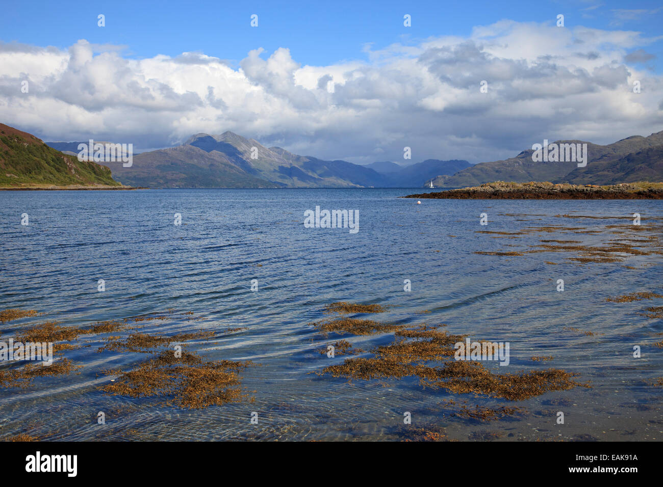 Blick Richtung Knoydart von Isle Of Skye, Sound of Sleat, in der Nähe von Armadale auf den Hügeln von Knoydart auf dem Festland Stockfoto