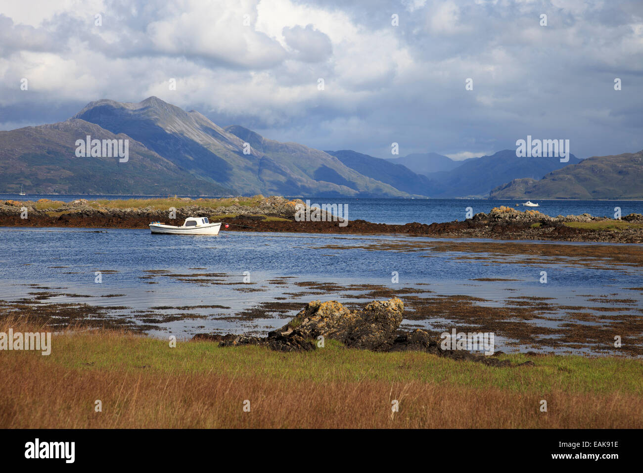 Blick Richtung Knoydart von Isle Of Skye, Sound of Sleat, in der Nähe von Armadale auf den Hügeln von Knoydart auf dem Festland Stockfoto