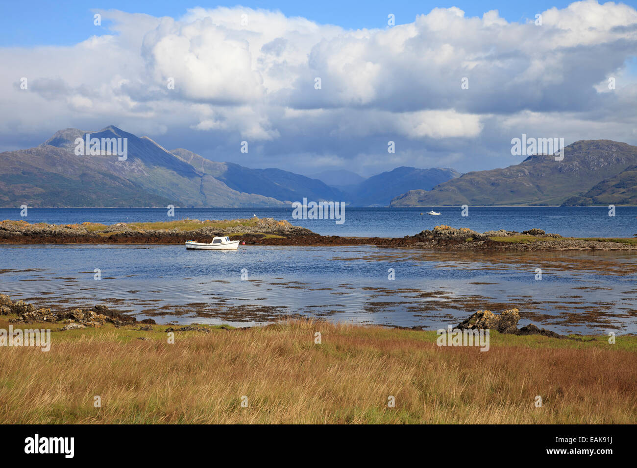 Blick Richtung Knoydart von Isle Of Skye, Sound of Sleat, in der Nähe von Armadale auf den Hügeln von Knoydart auf dem Festland Stockfoto