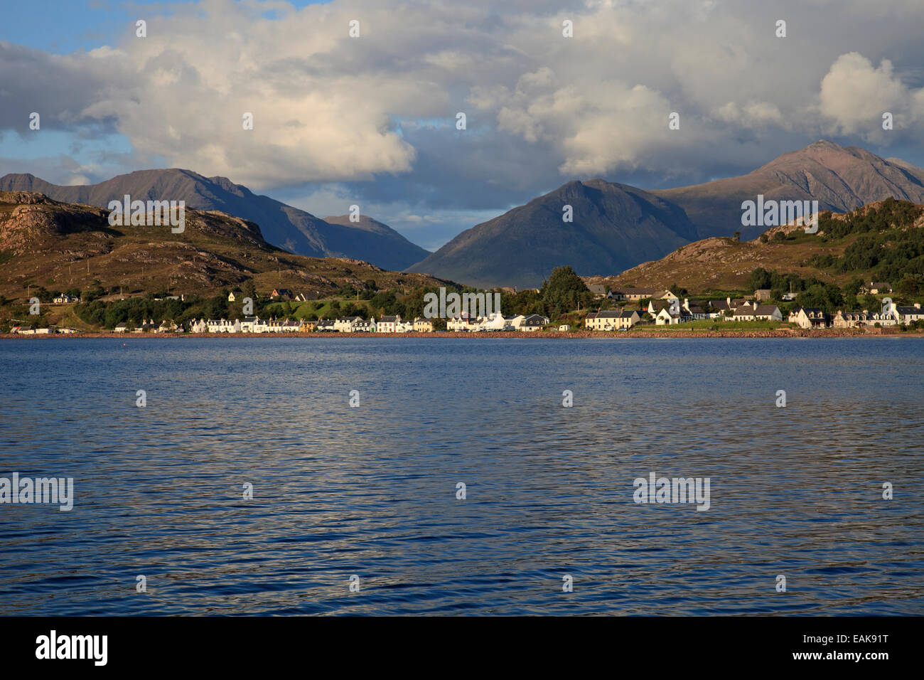 Shieldaig Dorf in der North West Highlands von Schottland über Loch Shieldaig aus Doireaonar in die Torridon Berge gesehen Stockfoto