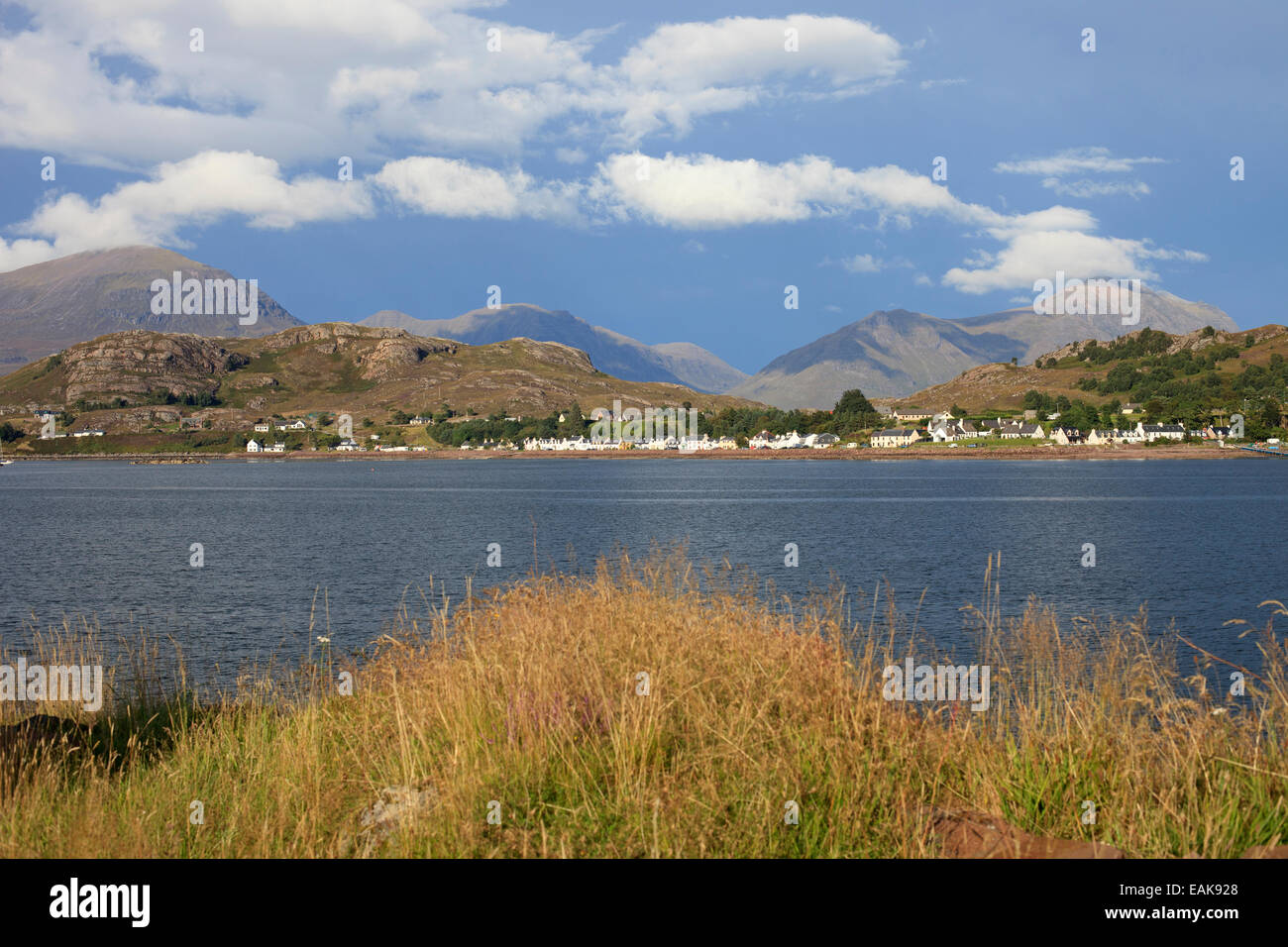 Shieldaig Dorf in der North West Highlands von Schottland über Loch Shieldaig aus Doireaonar in die Torridon Berge gesehen Stockfoto