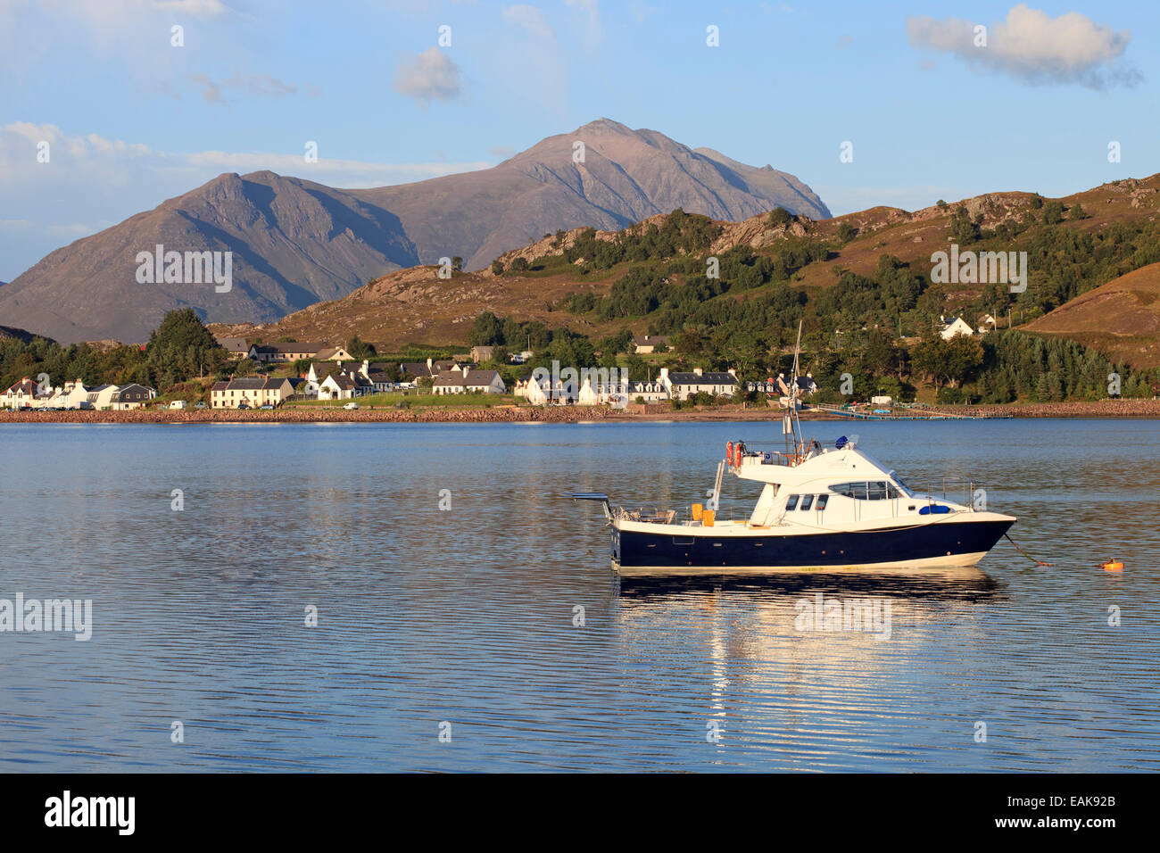 Shieldaig Dorf in der North West Highlands von Schottland über Loch Shieldaig aus Doireaonar in die Torridon Berge gesehen Stockfoto