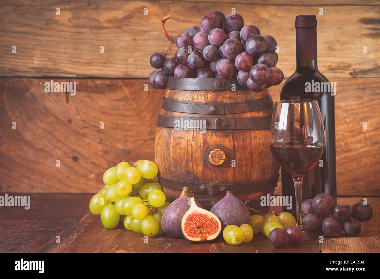 Feigen mit Rotwein, Traube und Barrel an rustikalen Holz Tisch Stockfoto