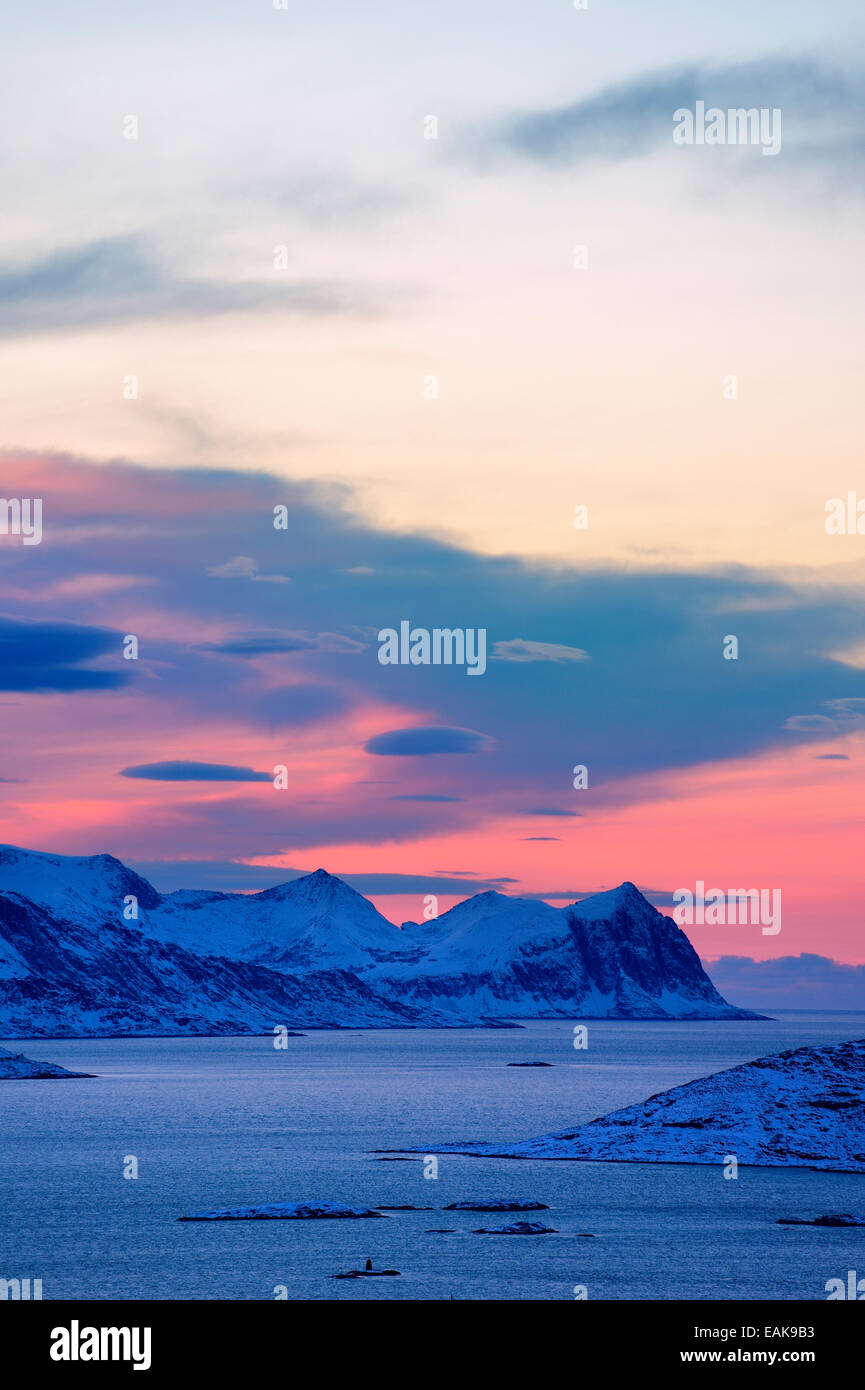 Fjord mit den Bergen im Winter bei Sonnenuntergang, Sommeroya, Tromsø, Nordnorwegen, Troms, Norwegen Stockfoto