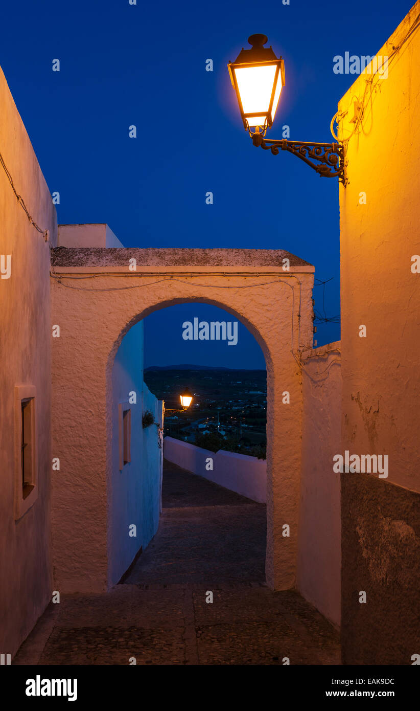 Gasse in der Abenddämmerung in der weiß getünchten Dorf von Arcos De La Frontera, Arcos De La Frontera, Provinz Cádiz, Andalusien, Spanien Stockfoto