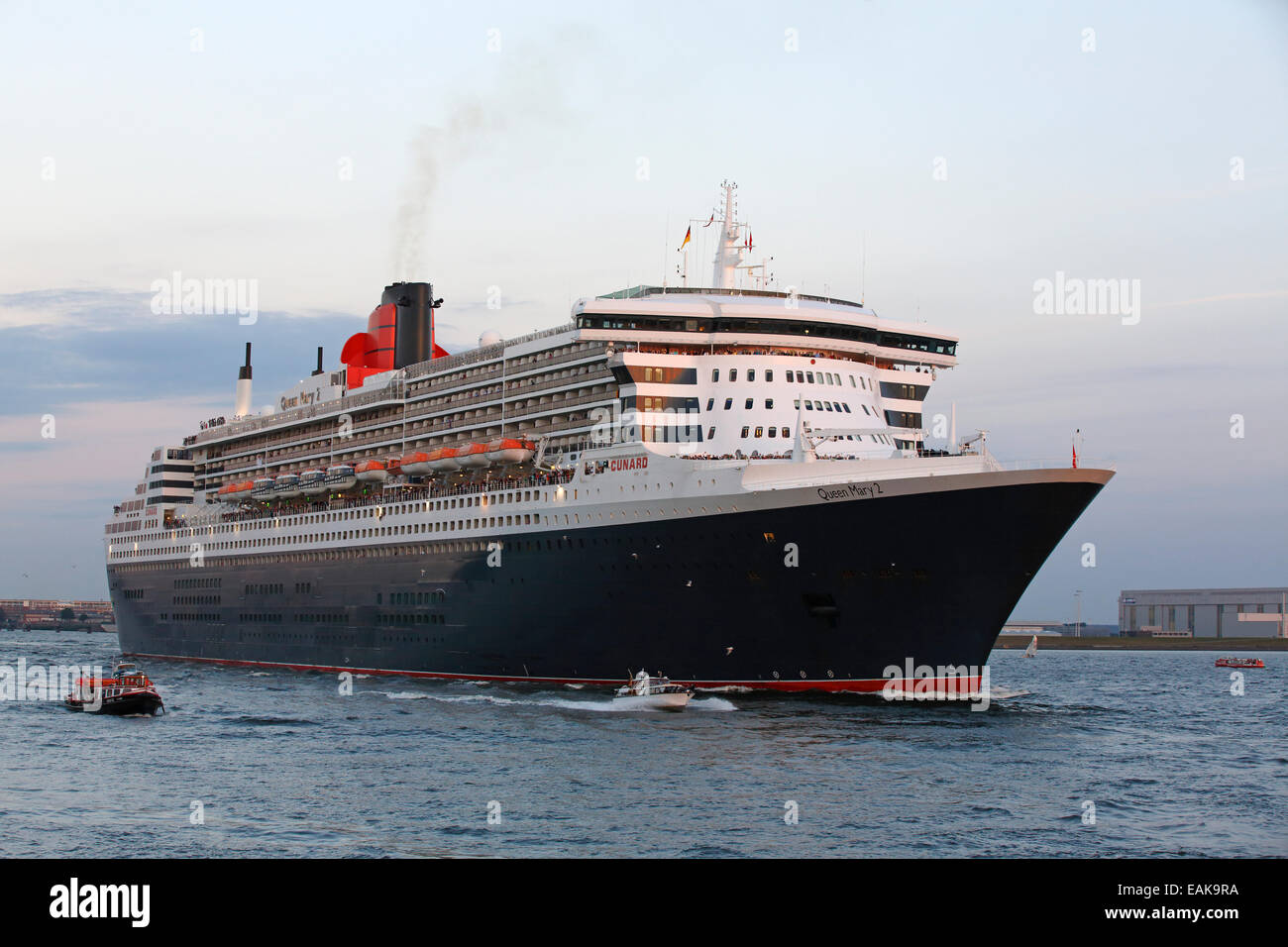 Kreuzfahrtschiff, MS Queen Mary 2, Abfahrt Hamburger Hafen an der Elbe im  Abendlicht, Hamburg, Hamburg, Deutschland Stockfotografie - Alamy