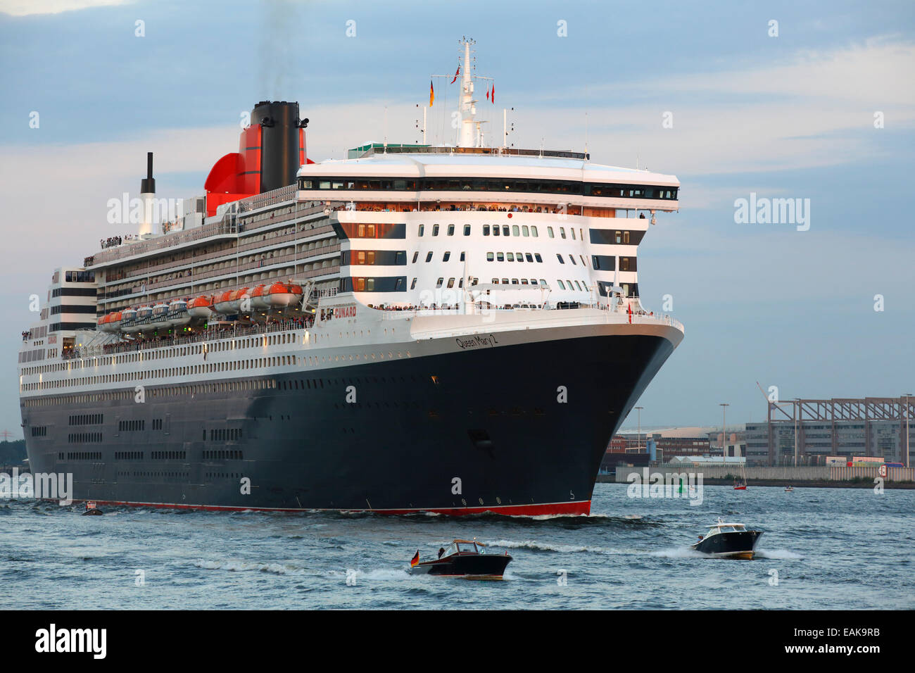 Kreuzfahrtschiff, MS Queen Mary 2, Abfahrt Hamburger Hafen an der Elbe
