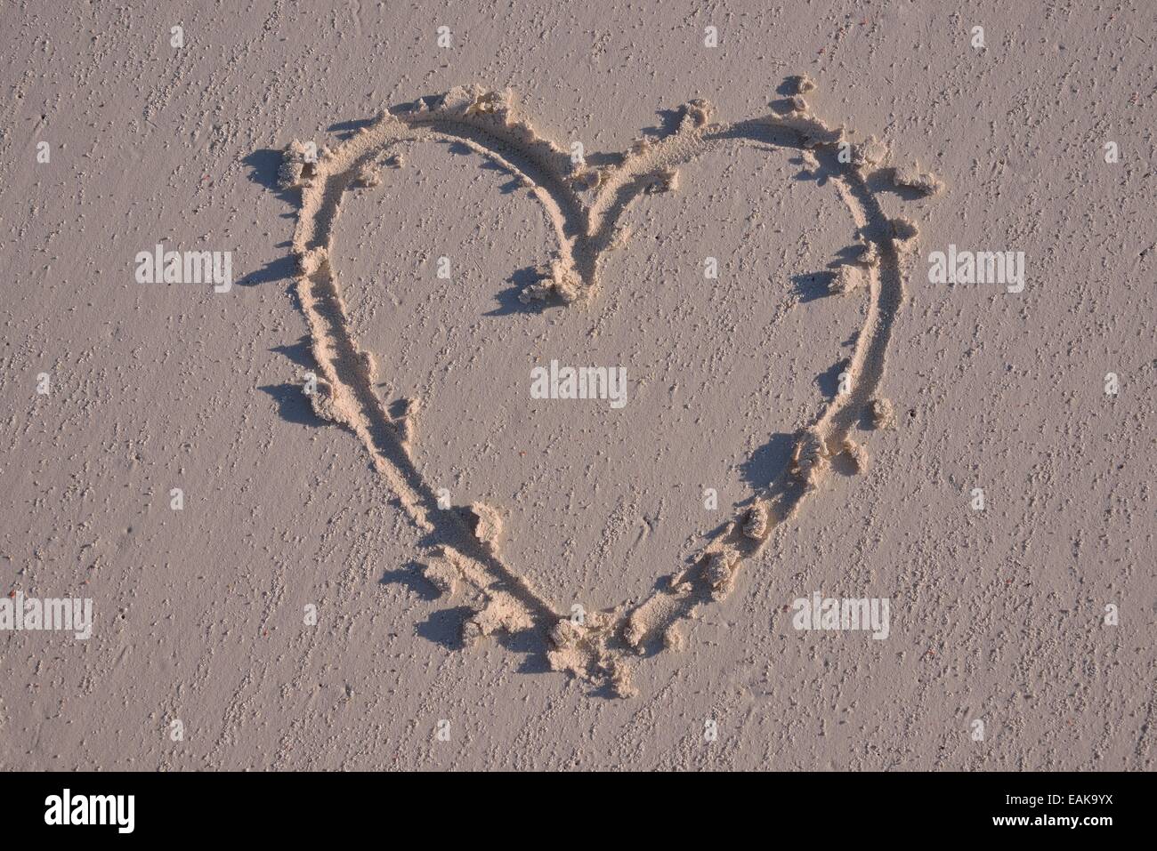 Herzen in den Sand Stockfotografie Alamy