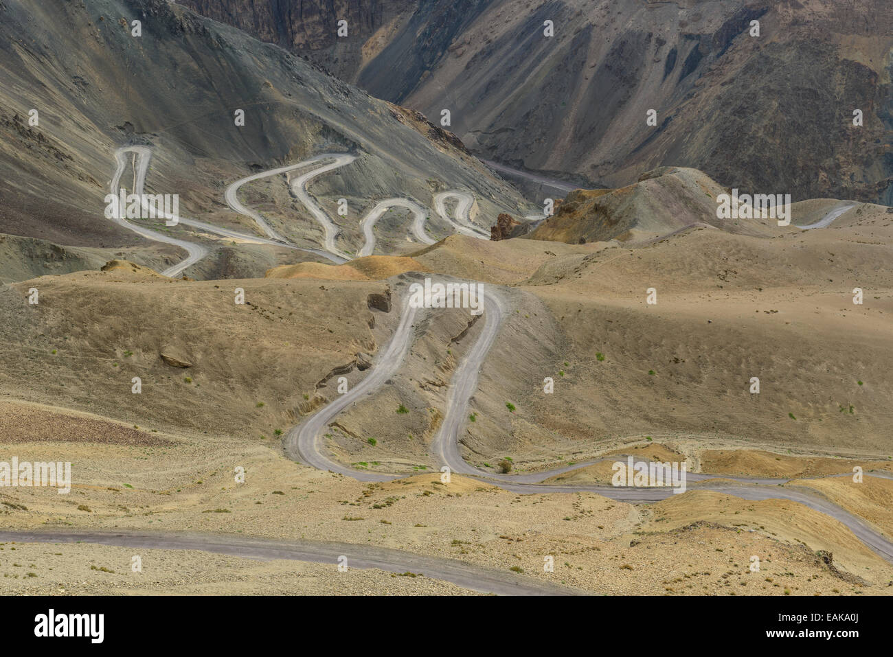 Kurvenreiche Straße, Teil der Manali-Leh-Highway, Gästehaus, Ladakh, Jammu und Kaschmir, Indien Stockfoto
