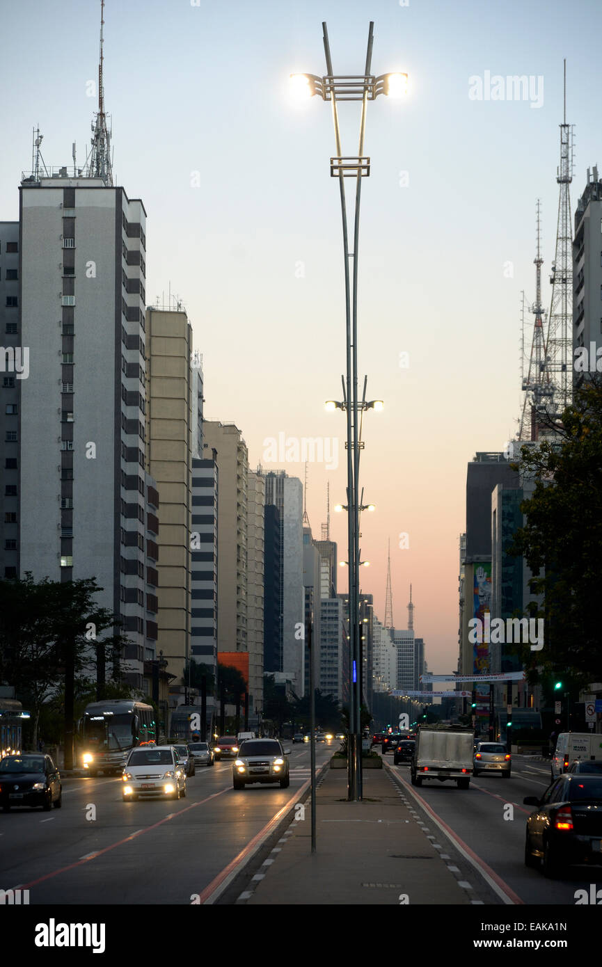 Avenida Paulista im Morgengrauen, CBD, financial Centre, Bela Vista, São Jorge, São Paulo, Brasilien Stockfoto