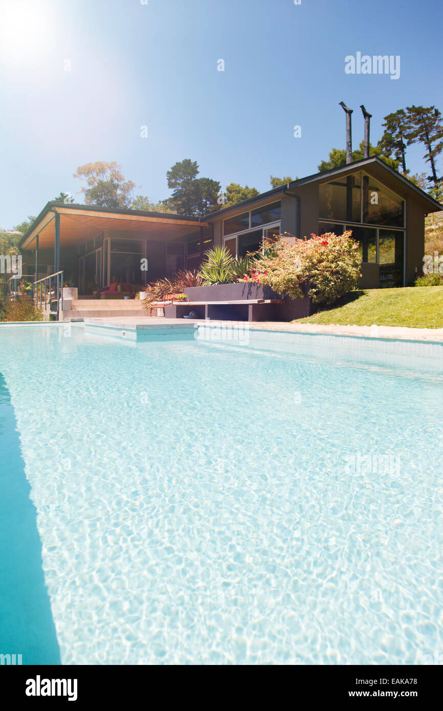 Haus außen mit großen Swimming pool Stockfoto