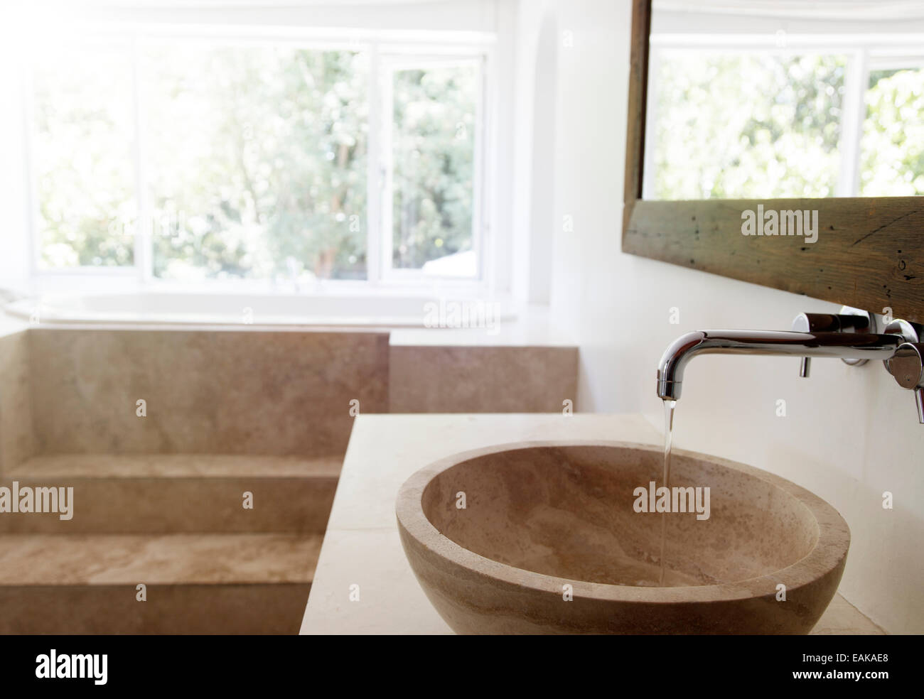 Modernes Badezimmer Interieur mit Stein Waschbecken und Badewanne Stockfoto