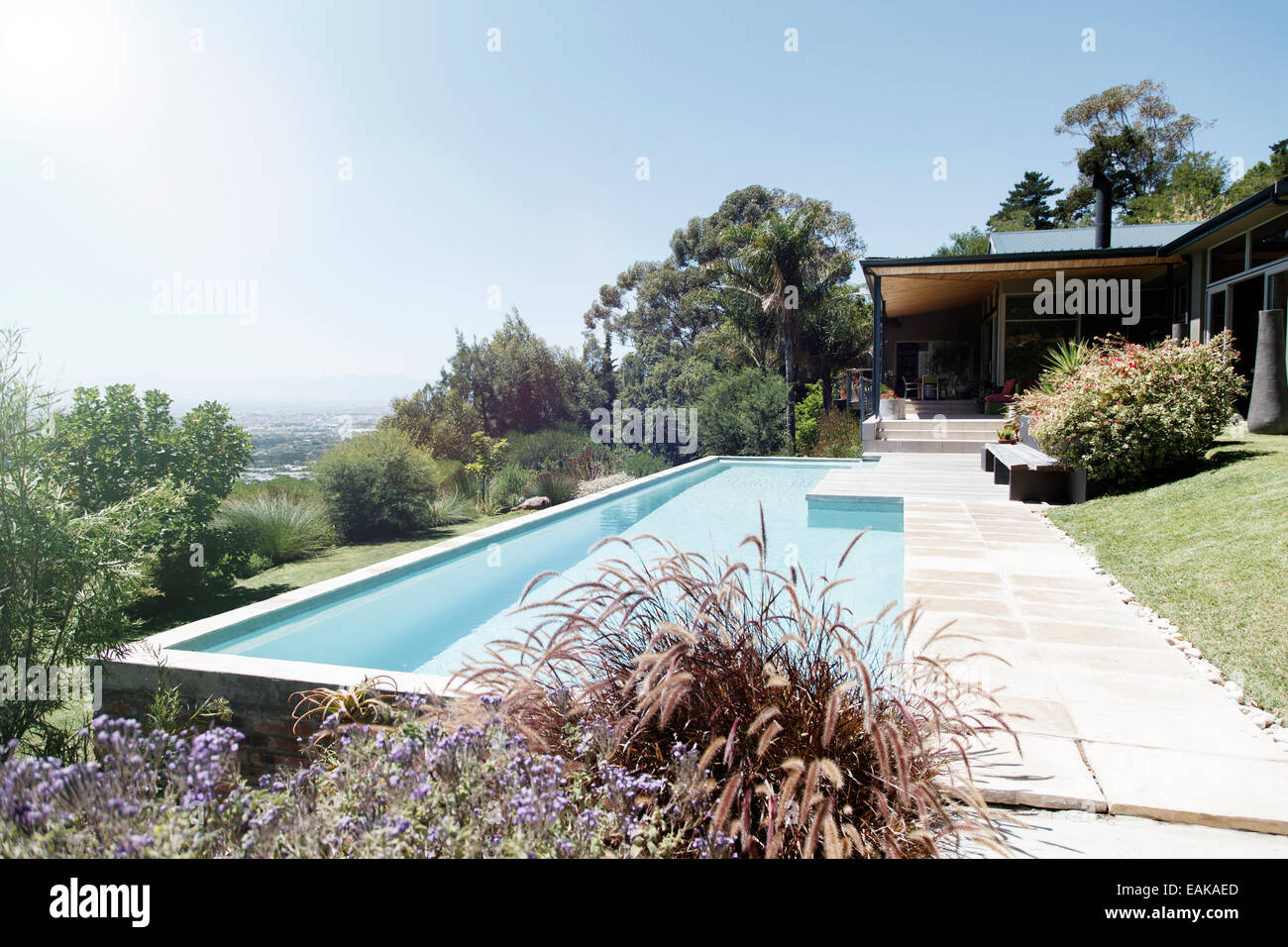 Modernes Haus außen mit großen Swimming pool Stockfoto